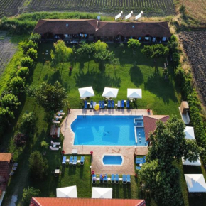  Denis Hotel and Bungalows  Коринос
